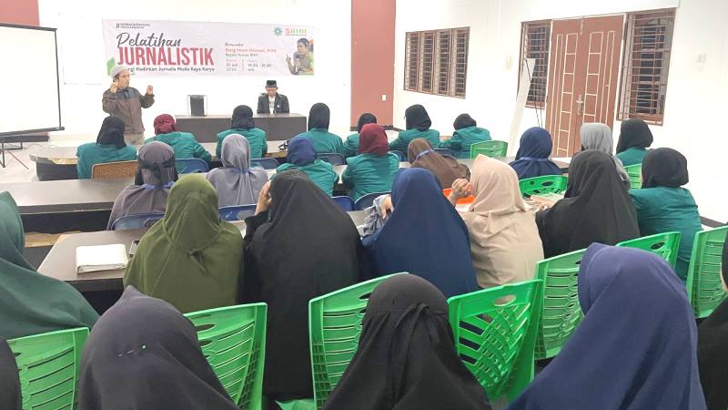 Pegiat Literasi Imam Nawawi Bekali Mahasiswa Ash-Shiddiq Kecakapan Menulis